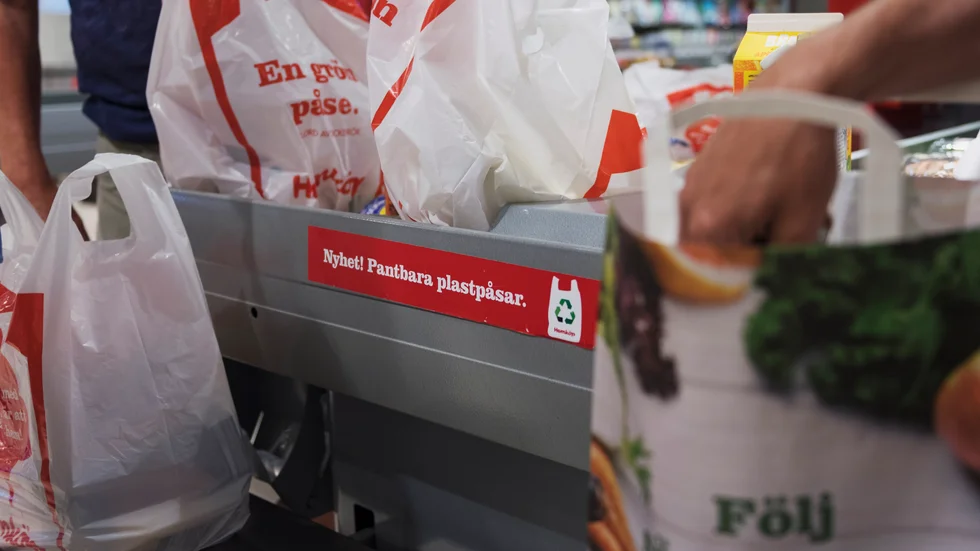 Insändarskribenten tycker att beskatta den tomma plastpåsen visar på hur miljöpolitiken havererat. 