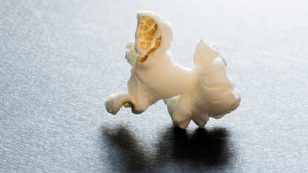 Aldis Ellertsdóttirs foton av enskilda popcorn kan ses som hemlighetsfulla skulpturer. 

