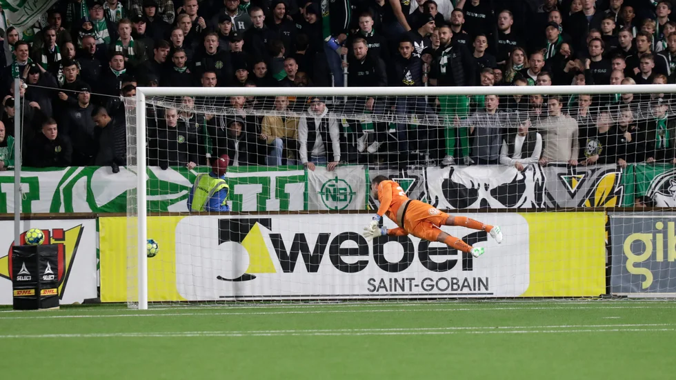 Hammarbymålvakten Davor Blazevic slänger sig alllt han kan men kan inget göra åt Elias Anderssons fullträff.