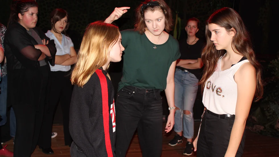 Elisabet Hermansson Nordeman, Josefin Adamsson och Ylva Freij Sandberg i en laddad scen i musikteaterföreställningen "Ön" på Stage Skandia.