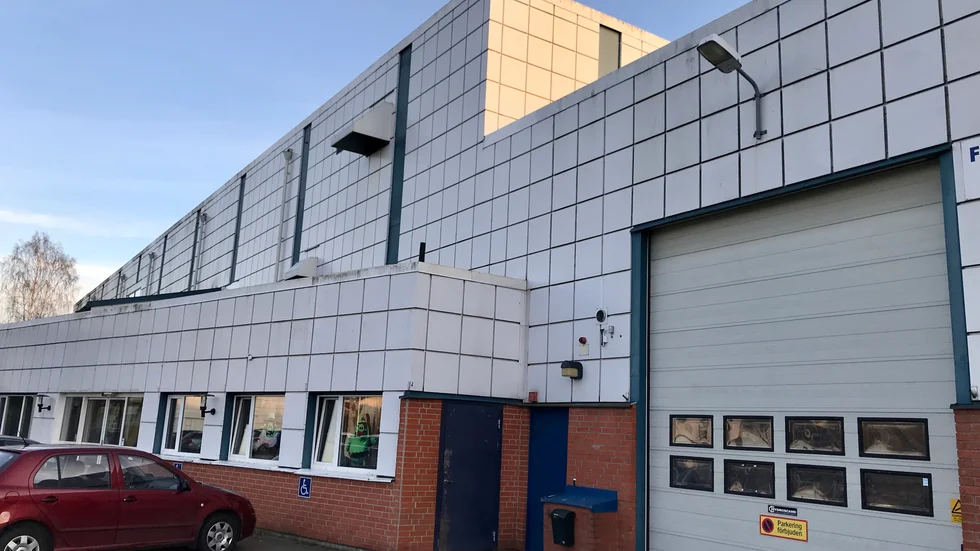 Här invid Biostaden på Norrköpingsvägen kommer det att bli två singelbanor och en dubbelbana för padel inom kort.