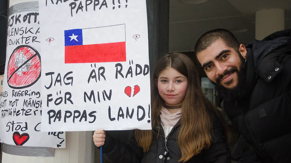 "Jag är inte rädd för min pappa!! Jag är rädd för min pappas land!, så lyder budskapet på Angelina Zamoranos plakat, här med pappa Rafael Zamorano.