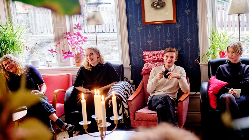 Jämfört med de flesta studentkorridorer har Norrbyhus generösa ytor för umgänge. Här fikar Mollie Klein, Fanny Willman, Jakob Norrhall och Ida Kvarnbrink i det rum som kallas ”biblioteket”.