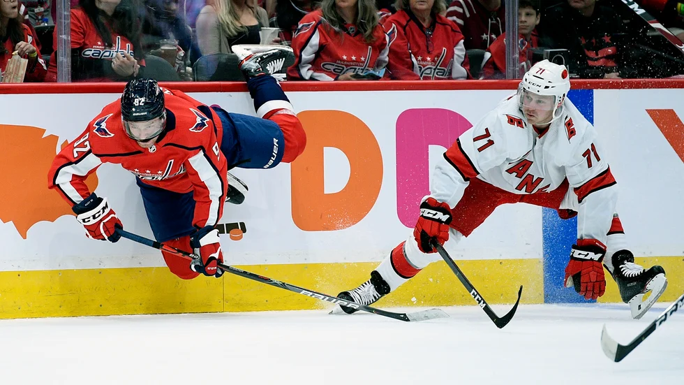 Carolina Hurricanes är Lucas Wallmarks första NHL-klubb. Nu har han gjort klart med sin tredje klubb i Nordamerika och det blev Chicago Blackhawks.