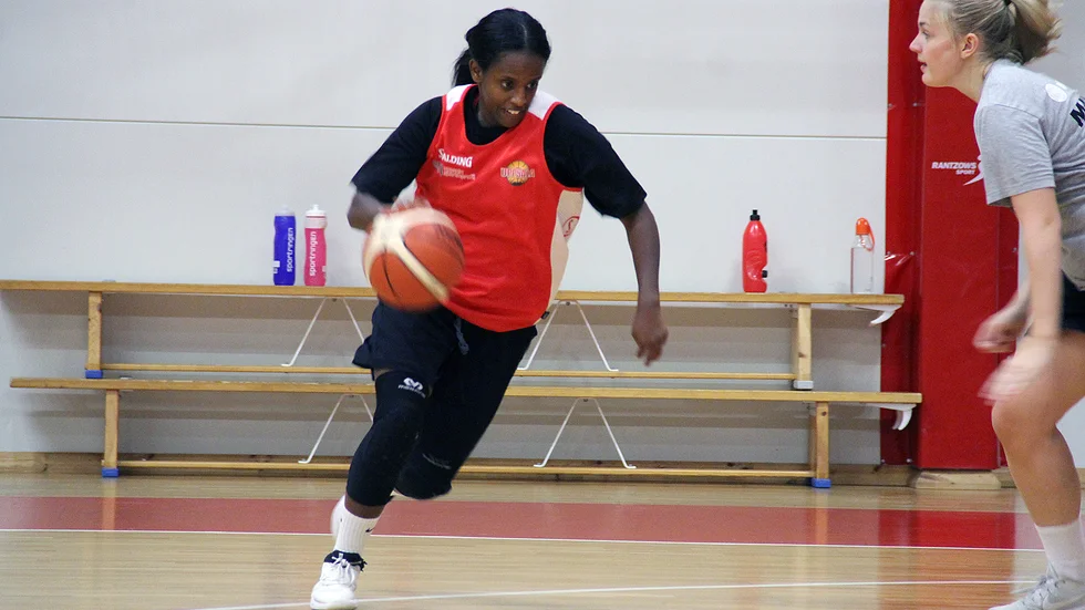 Milen Hagos är tillbaka i moderklubben Uppsala basket för att spela i basketligan tre år efter debuten.
