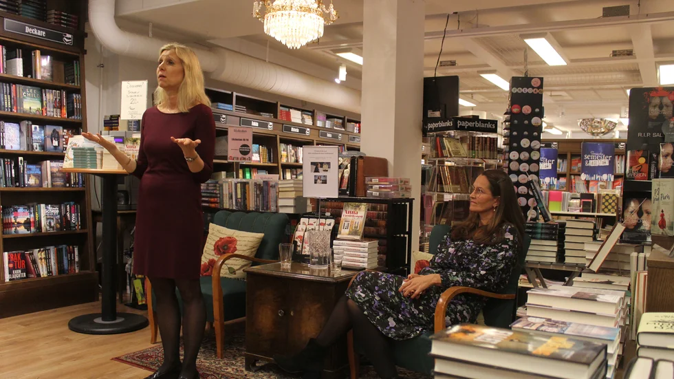 Bokhandeln i Vimmerby inledde höstens program med författarna Anna Fredriksson och Sofia Lundberg, som båda märker att folk finner tröst i deras böcker som de placerar i facket "relationsromaner". "Det är fantastiskt att komma ut och träffa läsarna", tycker de båda. 