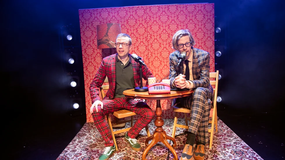 Anders och Måns som här representeras av Måns till vänster och Anders till höger gör en faktabaserad föreställning.  