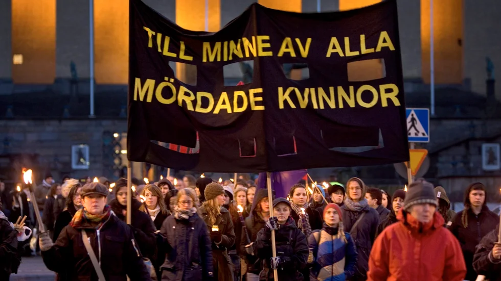 En manifestation 2005 för att uppmärksamma mördade kvinnor. 2018 mördades 22 kvinnor av män som de hade eller hade haft en relation med, skriver Johanna Wall.