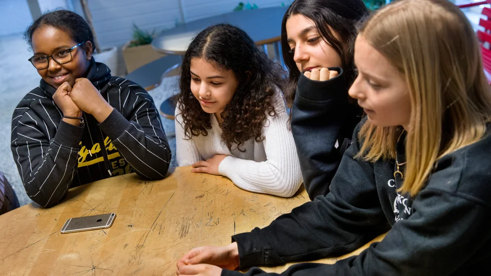 Fartoon Said, fr v, Jasmin Meyadmini, Marilyn Najjar och Meja Wolwan tycker det är bra att de kan gå till skolan. De är inte oroliga för att de själva ska bli smittade av coronaviruset. "Det är inte farligt om jag får det men jag vill inte att min farmor ska bli smittad", säger Meja.  