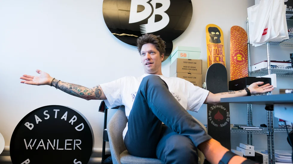 
Simon Wanler drömmer om att ta Bastard Burgers till USA. Nu pågår samtal om en etablering på Manhattan. ”Det är en otrolig möjlighet. Om vi skulle försöka oss på en etablering i New York skulle det snabbt kunna kosta oss 20-40 miljoner kronor, samtidigt det innebär en oerhörd ekonomiskt risktagande”, berättar Bastard Burgers vd SDimon Wanler i Fredagsintervjun.
