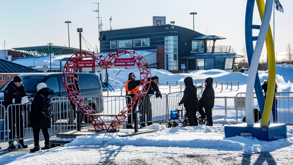 Gränsvakter kommer inte att släppa förbi folk utan  nödvändiga skäl att resa över gränsen. 