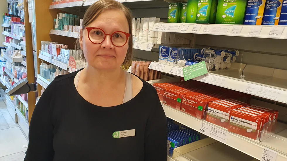 På grund av den stora efterfrågan på preparat som innehåller paracetamol så har Apoteket infört ransonering. "Fast än så länge så kommer det varor hela tiden", säger receptarien Eva-Maria Flobrandt-Wiik.