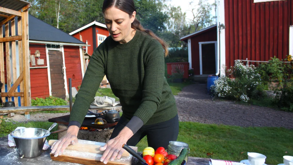 Matlagning i naturen. Ann Sellbrink kommer att jobba mer med mat utomhus. Här bakar hon stompa, eller stekpannebröd, över eld.