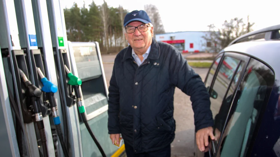 För Rune Bergström från Katrineholm kvittar det om bensinpriset går upp eller ner. "Jag har slutat köra långt och en tank räcker en hel månad."