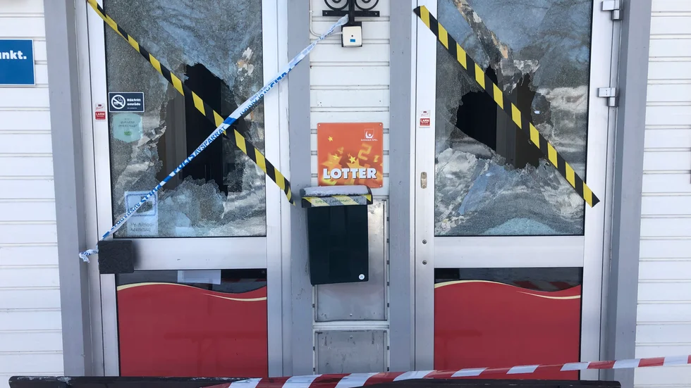 Någon har krossat flera rutor. Butiken var tom, inga varor finns i lokalerna.
