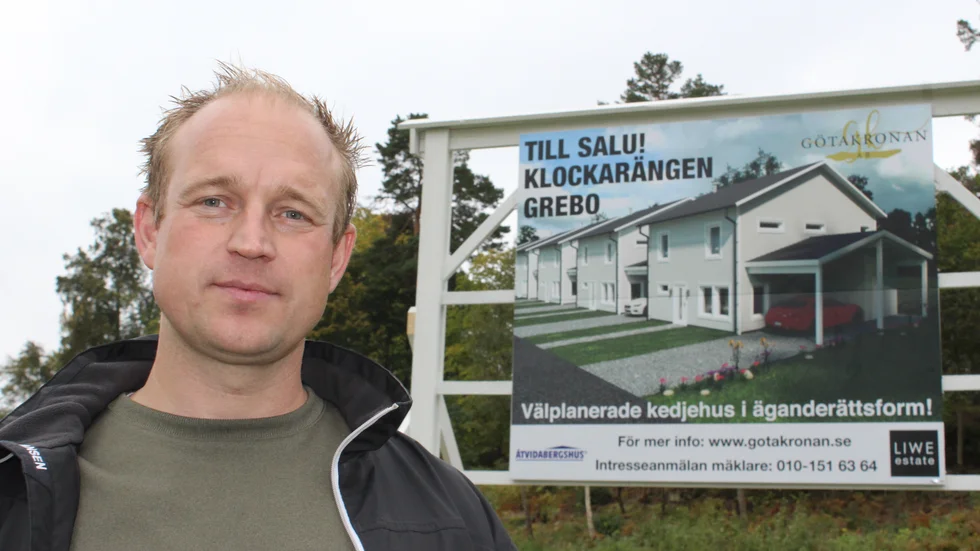 Karl Feldt köpte tomten mellan Grebovägen och Klockarängen i Grebo vid årsskiftet. I december kommer det första av tolv planerade kedjehus på plats.