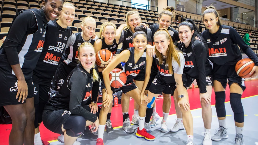 Årets upplaga av Visby Ladies, från vänster Micheline Mercelita, Johanna Persson, Elsa Grufstedt, Jonna Raflund, Felicia Thomsson, Julie Spencer, Isabella Kaukopaasi, Alexa Middleton, Carro Danielsson, Jaycee Coe och Camilla Kilinc.