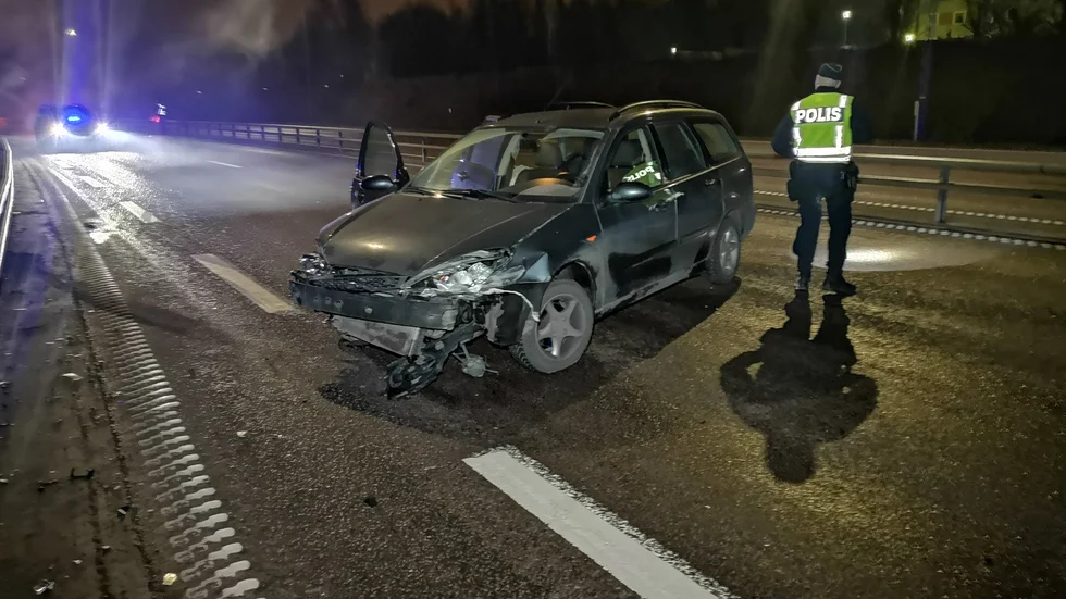 Bilen blockerade ett av körfälten i norrgående riktning.