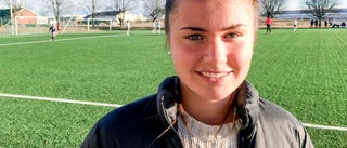 Spelar collegefotboll med trasigt knä