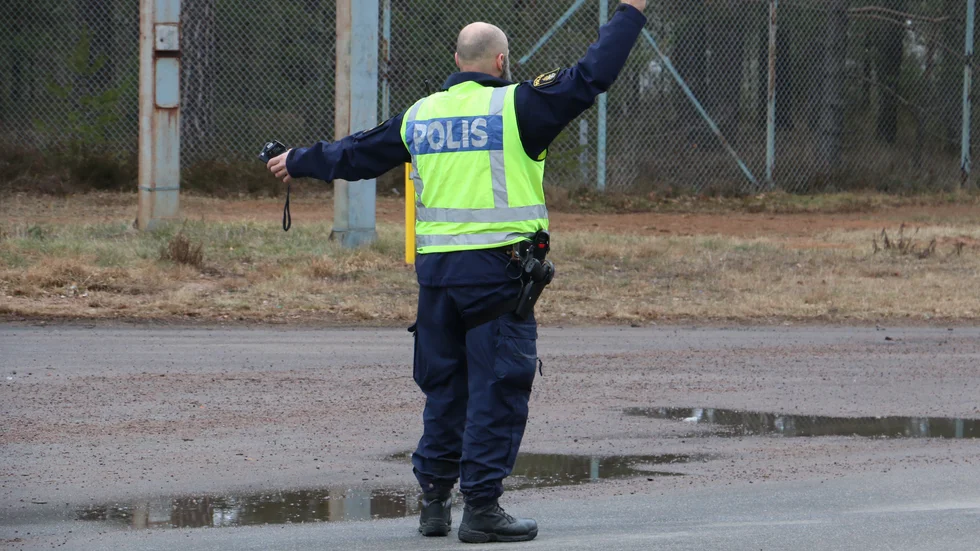 Polisen stoppade en bilist som hade väldigt bråttom. Han körde 116 kilometer i timman på en 80-sträcka.Så han hade blivit av med körkortet - om han hade haft något. Han misstänks för olovlig körning.