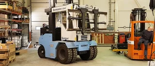 Man påkörd av truck – förd till sjukhus