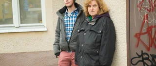 Assistenter larmar: "går runt som en zombie"