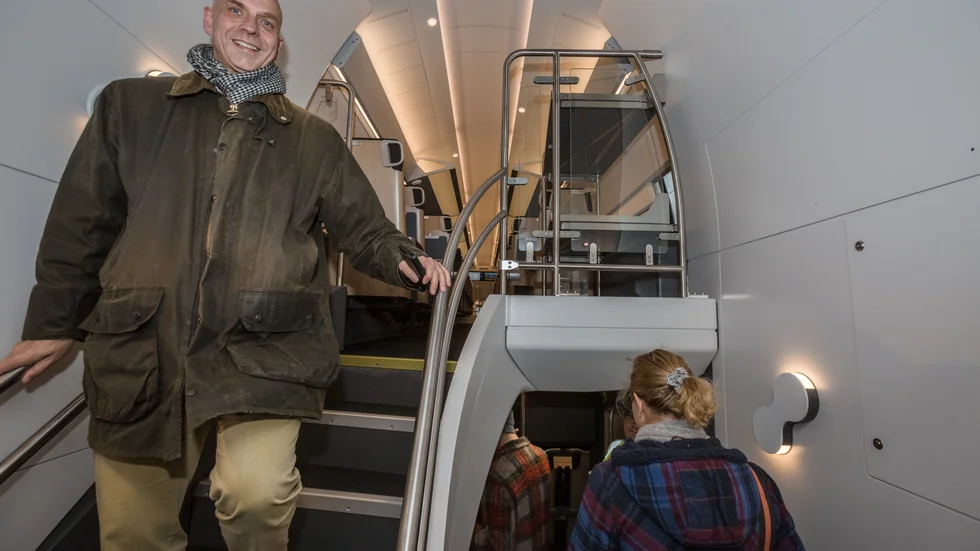 Johan Örjes (C), regionråd passar på att ta en titt invändigt på det nya tåget.