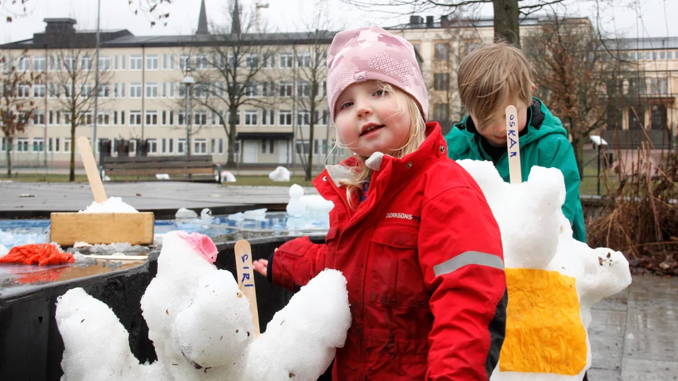 En skulptör i aktion. Siri Bergsten-Sandgren fick vinterfeeling bland snöskapelserna.