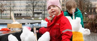 Hopskrapad snö räddning för unga skulptörer