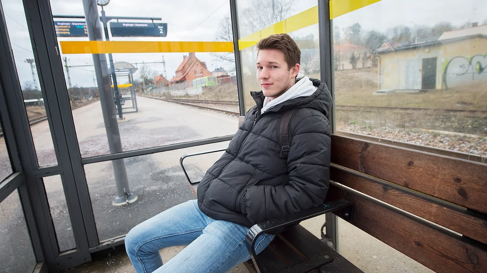 Wojtek Karakowjki väntar på att tåget som ska ta han till skolan i Stockholm.
