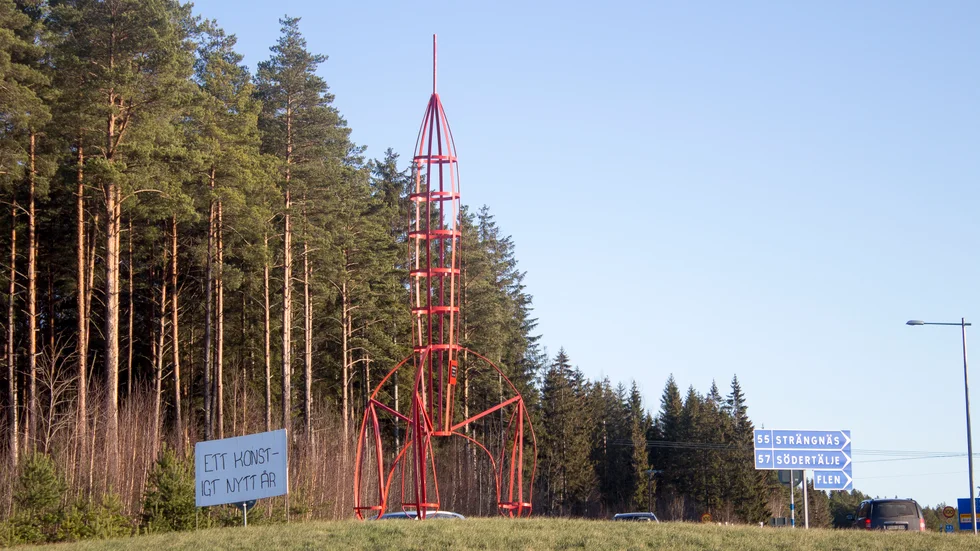 Raketen som sedan nyår står i en rondell i Katrineholm engagerar medborgarna.