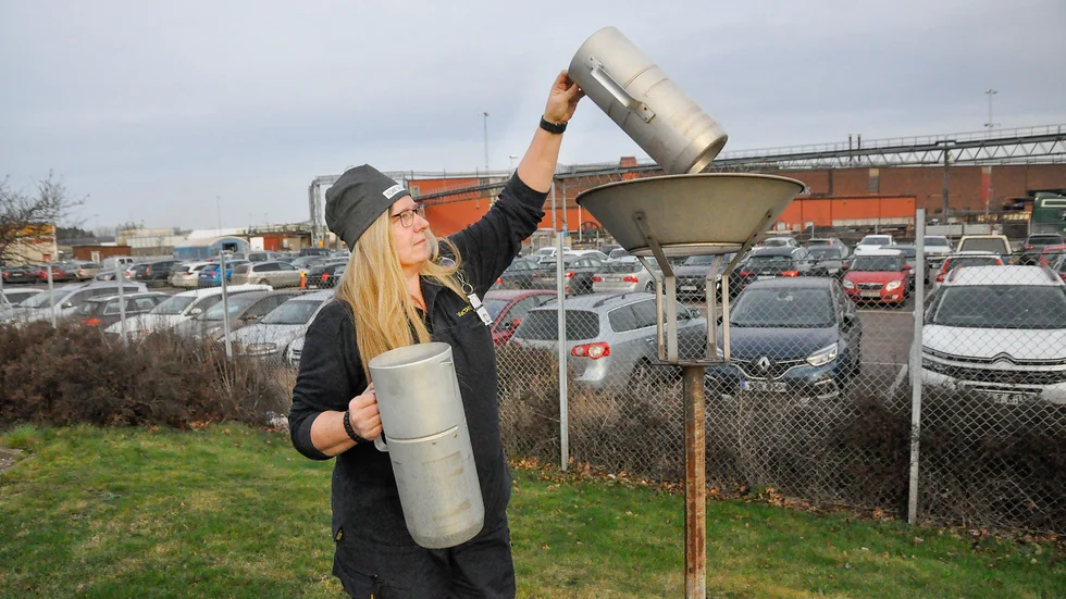 Kajza Klaesson som arbetar i vakten på SSAB har som en av sina arbetsuppgifter att läsa av temperatur och nederbörd och skicka in till SMHI.