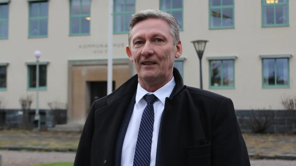 "Man måste inte tycka lika, men man måste kunna diskutera", säger Tommy Aarna som upprepar att han vill vara med i diskussioner inför de politiska besluten. Han önskar en öppnare attityd från majoriteten. 