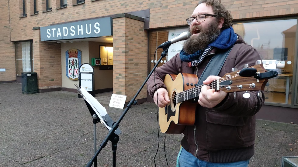 Med sin klara stämma och gitarr förstärkta av högtalare   hördes fredagens klimatmanifestation i Vimmerby. 