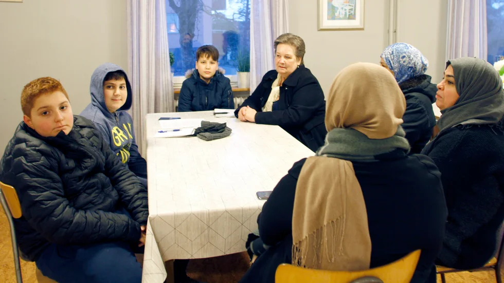 Annie Lindström i samspråk med bland andra Kristian Kssar, Jacob Al Choueyri Esmail Hosseini och Leila Ali (delvis skymd). "Det blir sämre och sämre här", tycker den sistnämnda.