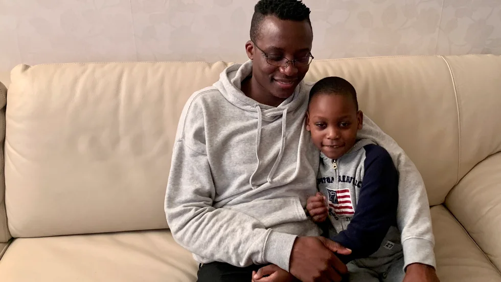 Sonen Brendan och musikern Cris Gera är glada över att ha fått permanent uppehållstillstånd. Cris flydde från som Zimbabwe och kom till Piteå som kommunens första fristadsmusiker.