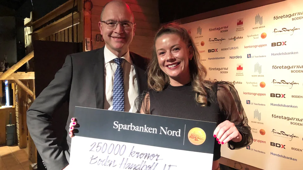 "Jag är faktiskt lite chockad – det är inte varje dag man får ta emot en check på 250 000 kronor", säger Alina Maglic.