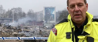 Brandmännen i hopplös kamp mot lågorna