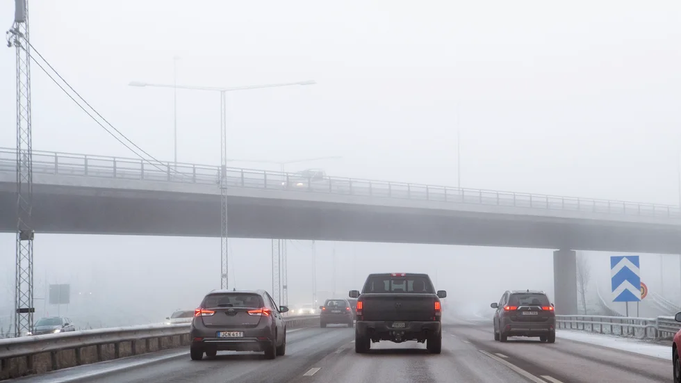 Vid årsskiftet chockhöjdes bilskatten på många nya fordon, särskilt drabbas yrkesfordon. Skattehöjningen som nu görs i Sverige är ett helt svenskt beslut. 