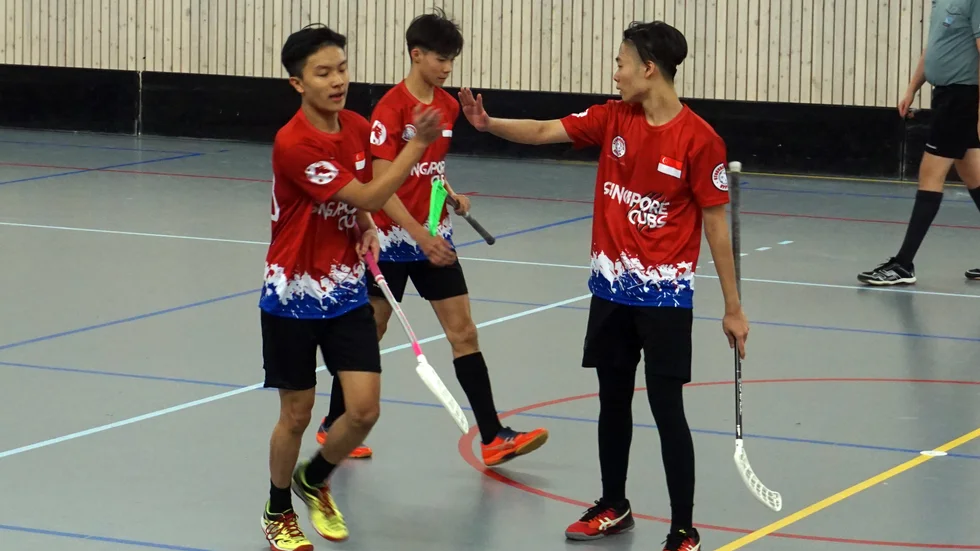 Singapore Cubs firar ett mål.
