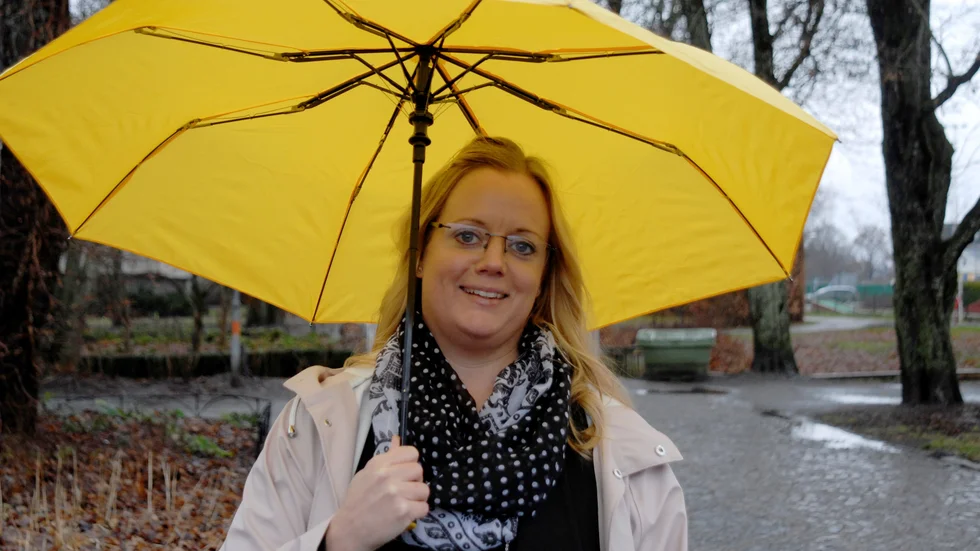 Emilia Dannvik är koreograf för musik- och dansshowen Återsken. När allt sitter som det ska och alla strålkastare tänds, är det dags för Emilia att lämna scenen.

