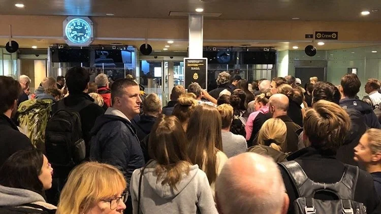 Nicholas du Pont som arbetar som flygvärd skickade in bilder på långa köer till UNT.