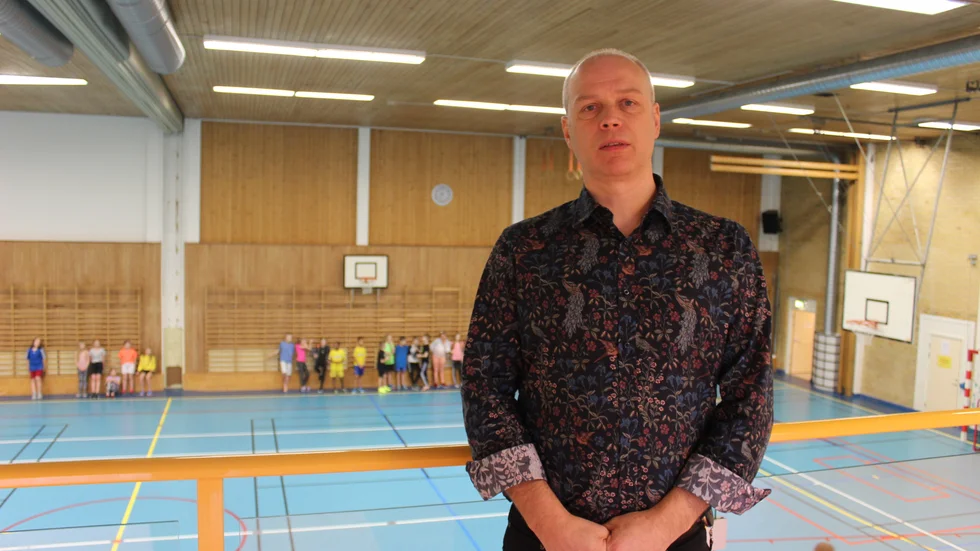 Värgårdsskolans rektor Johannes Kullered ser att när alla tre årskurserna ska ha mer idrott på schemat kan de behöva lägga vissa idrottstimmar på annan plats.