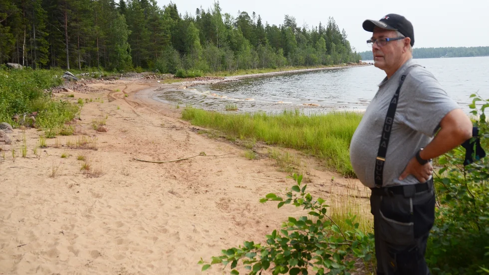 Stig Carlsson vid sandstranden "Sviri" i sommarskrud.