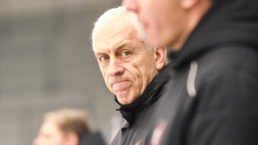 Inkastade rutinerade J20-coachen Owe Holmberg fick till sist mycket att vara belåten över; 5–0 i den tredje perioden bar Nyköpings SK förbi Forshaga i en spännande målskillnadsaffär och även Linden.