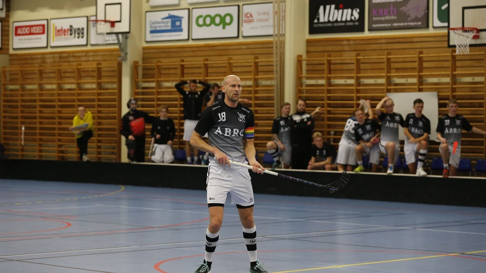 Lagkaptenen Johan "JC" Carlsson har förlängt sitt kontrakt med Vimmerby.