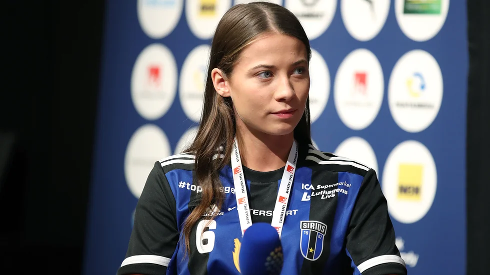 Siriusbacken Natalie Hjertberg skadade högra knät i matchen mot Dalen och det är ovisst om hon spelar mer den här säsongen. 