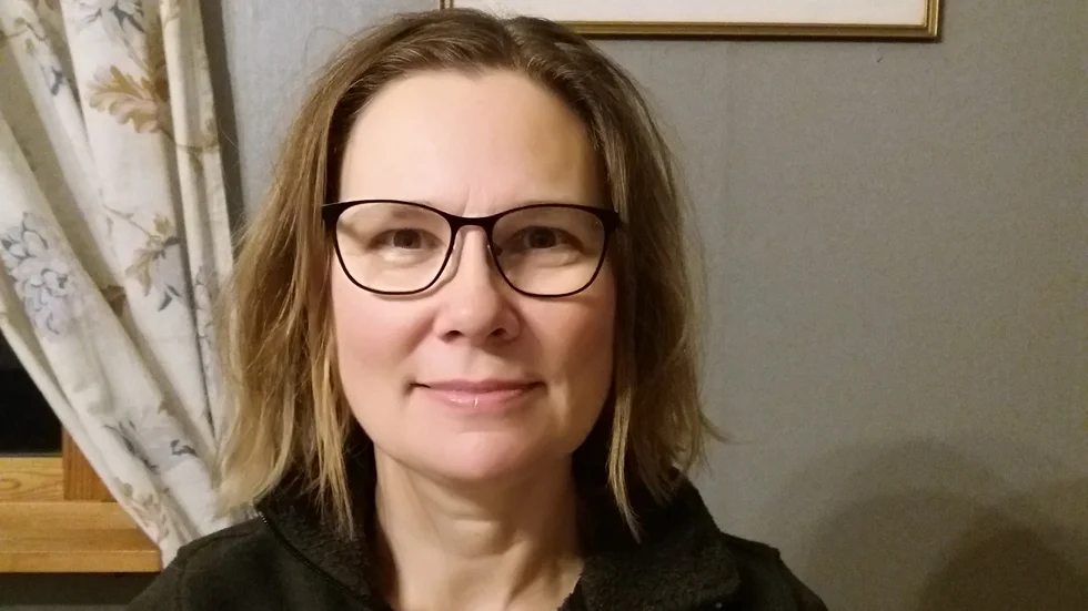 Marie Jakobsson är föräldrarådsrepresentant. Hon har tagit frågan om att barnen ofta måste stå upp i kollektivbussarna vidare till regionen. Detta på uppdrag av resten av föräldrarna. 