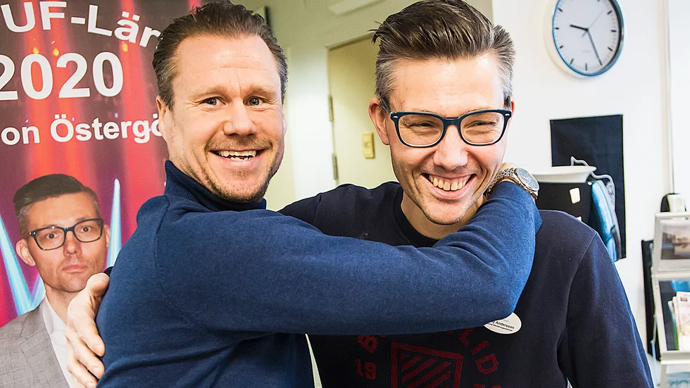 Glasögonprydde Jimmy Andersson, Årets UF-lärare i Östergötland 2020, får en grattiskram av kollegan Henrik Samuelsson som tog hem samma titel förra året.