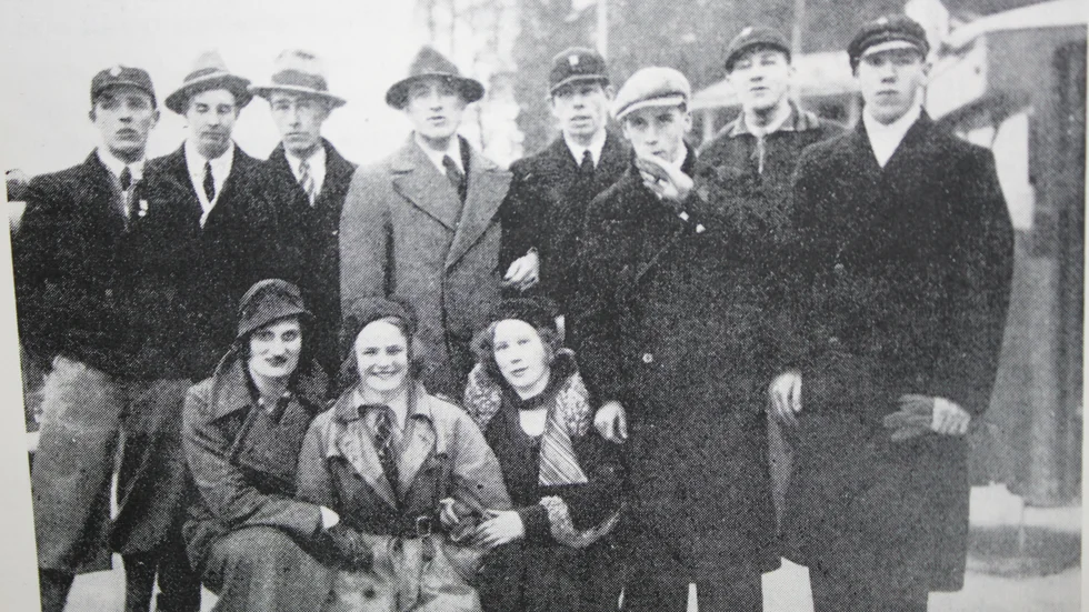 Finspångs skidlag vid Vinterspelen 1933. Stående från vänster Birger Pehrson, Martin Svensson, Harald Persson, Henning Persson, Ivar Pettersson, Sven Grundström Carl Olsson och Lennart Öhrmalm. Längst fram fr v Sonja Eriksson, Märta Kugelberg och Kerstin Lind.